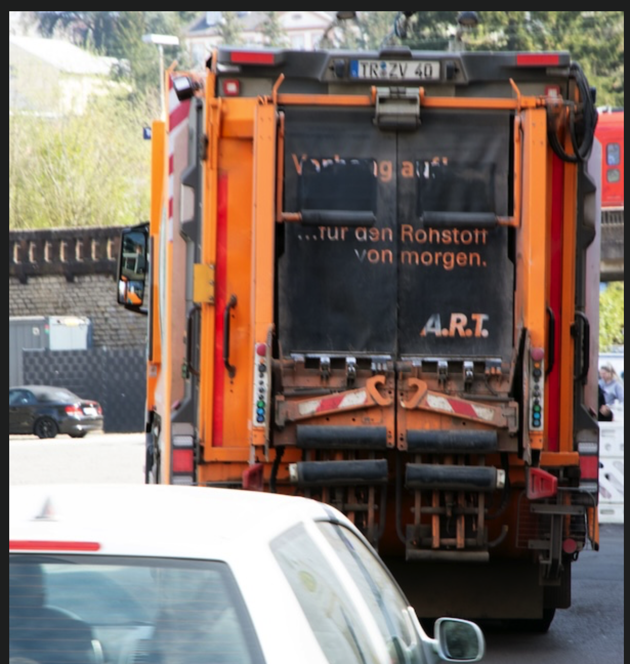 LKW Fahrer der ART "hupt mich hinterrücks nieder" ich will die Anzeige zwar vermeiden, aber seitens des Arbeitgebers "kommen nur Lügen, im Auftrag" weswegen ich sie dann erstatte...