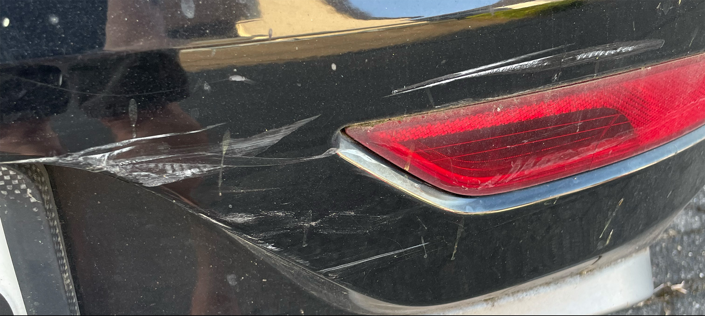 Ich komme vom The Warning Konzert zurück und stelle fest das mein Auto beschädigt wurde, 